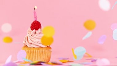 Pastel Pembe Arkaplanda Yanan Renkli Mum Keki. Süper Yavaş Hareket.