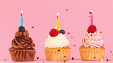 Pastel Pembe Arkaplanda Yanan Renkli Mumlarla Kekler. Süper Yavaş Hareket.