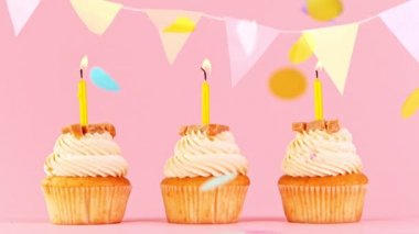 Pastel Pembe Arkaplanda Yanan Renkli Mumlarla Kekler. Süper Yavaş Hareket.