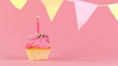 Pastel Pembe Arkaplanda Yanan Renkli Mum Keki. Süper Yavaş Hareket.