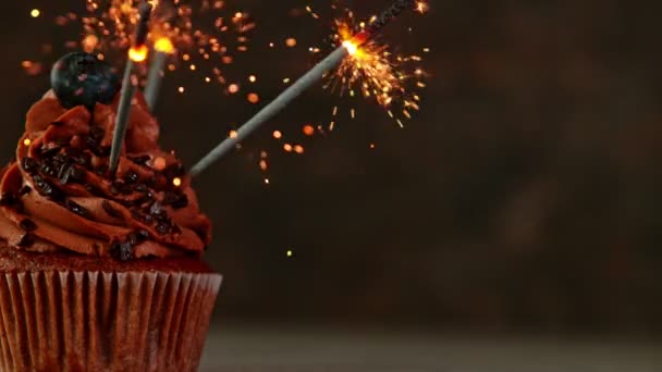 Cupcake Σοκολάτα με Burning Sparklers σε σκούρο φόντο πέτρα. Σούπερ αργή κίνηση. — Αρχείο Βίντεο