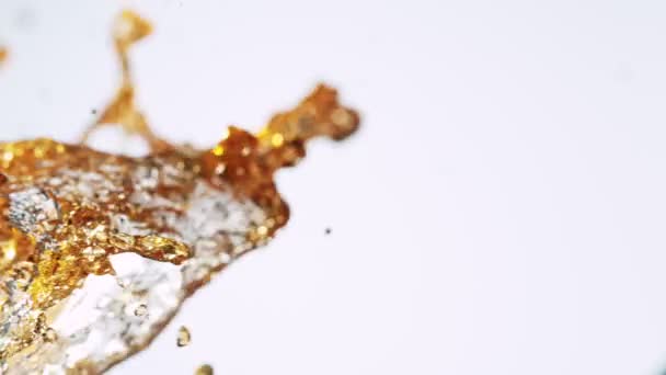 Super Slow Motion Shot Whiskey lub Tea Splash izolowane na białym tle — Wideo stockowe