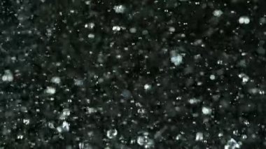 Siyah zemin üzerinde doğal organik toz parçacıkları. Bokeh ile Parıldayan Parçacıklar.