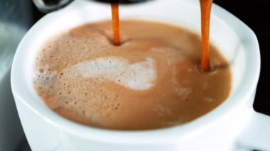 Kahve makinesinden dökülen Espresso 'nun Yavaş Çekimi.