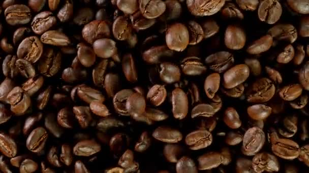 Super slow motion di chicchi di caffè. — Video Stock