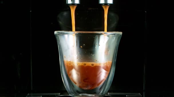 Primer plano de cámara lenta de café expreso vertiendo de la máquina de café. — Vídeo de stock