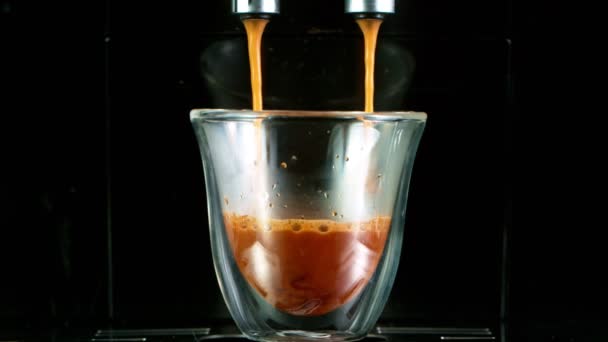 Kahve makinesinden dökülen Espresso 'nun Yavaş Çekimi. — Stok video