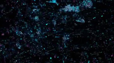 Siyah arka planda su sıçraması, süper yavaş çekim. Yüksek hızlı sinema kamerasıyla çekilmiş..