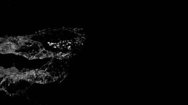 Siyah arka planda su sıçraması, süper yavaş çekim. Yüksek hızlı sinema kamerasıyla çekilmiş..