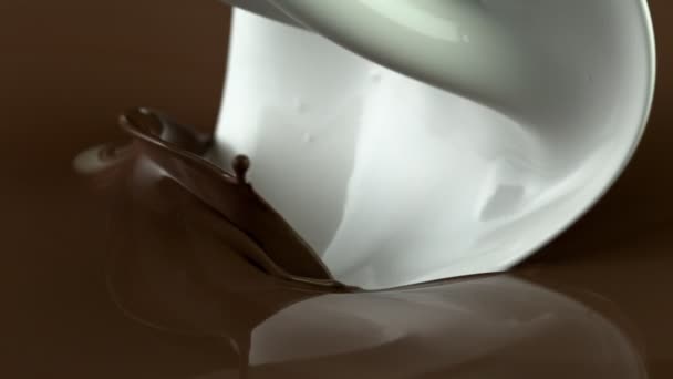 Super slow motion di miscelazione di cioccolata calda con latte versato. — Video Stock