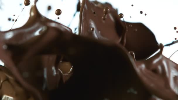 Super pomalý pohyb stříkající horké čokolády izolované na bílém. — Stock video
