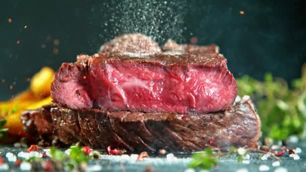 Крупним планом падаючий смачний яловичий стейк, супер повільний рух . — стокове відео
