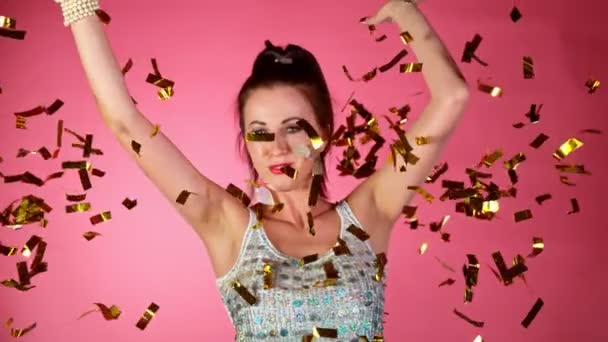 Opgewonden Brunette Vrouw met vallende confetti dansen en springen, plezier hebben Concept van geluk, feest, winnen. — Stockvideo