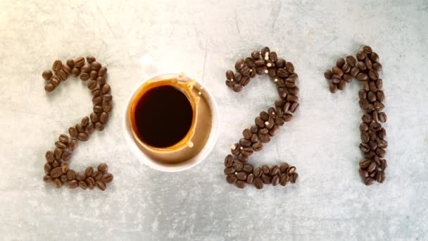 Kaffe inskription år 2021 med stänk vätska, super slow motion. — Stockvideo