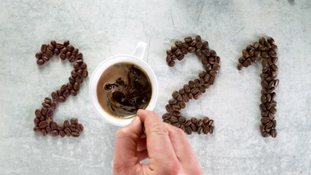 Kaffeeinschrift des Jahres 2021 mit spritzender Flüssigkeit, Super-Zeitlupe. — Stockvideo