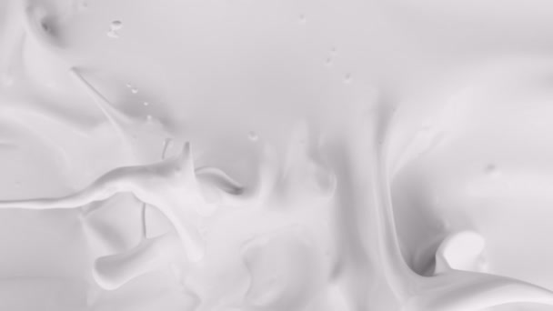 Super wolne tempo wylewania strumienia mleka, makro shot. — Wideo stockowe