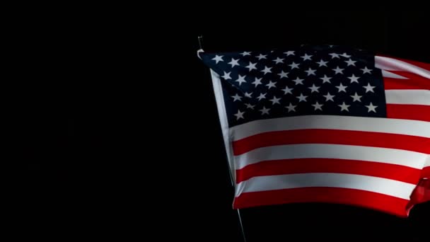 アメリカン・フラッグ・ウェーブの閉鎖。アメリカの旗が風に舞う. — ストック動画
