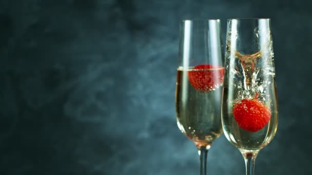 Champagne en flûtes et fraises fraîches avec gros plan bulle, super slow motion — Video