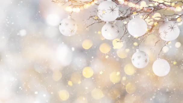 Christmas Still Life com luzes no fundo e flocos de neve caindo. Movimento super lento. — Vídeo de Stock