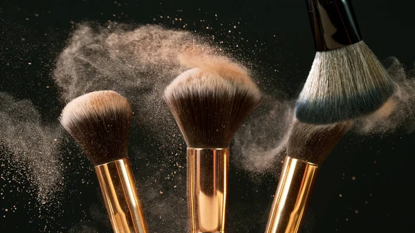 Make-up borstels raken elkaar op donkere achtergrond — Stockfoto