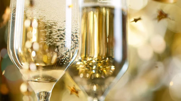 Coppia di Flauti Champagne con Bolle su sfondo Golden Light — Foto Stock