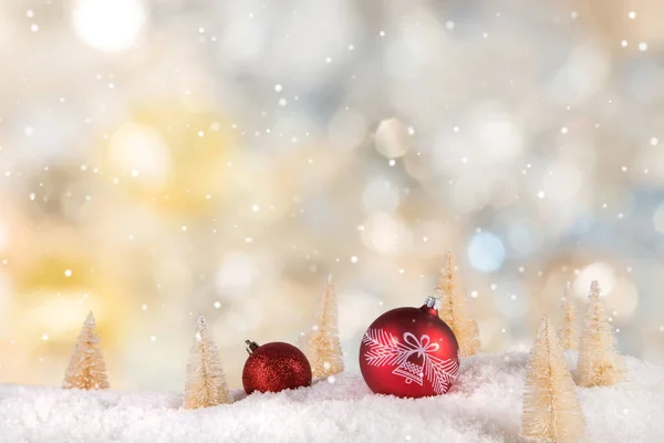 Arkaplanı bulanık bir Noel süslemesi — Stok fotoğraf