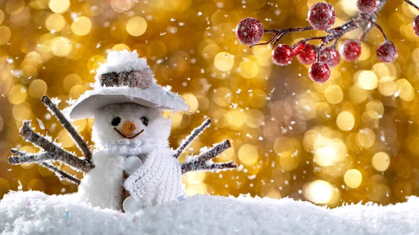 Navidad muñeco de nieve con fondo de oro borroso — Foto de Stock