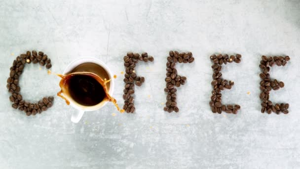 Кофейная надпись с брызгами жидкости, супер медленное движение. — стоковое видео