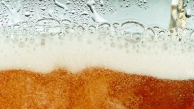 Bira bardağında kabarcıklar kabarcıklar yükseliyor.