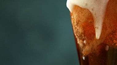 Bira bardağında kabarcıklar kabarcıklar yükseliyor.