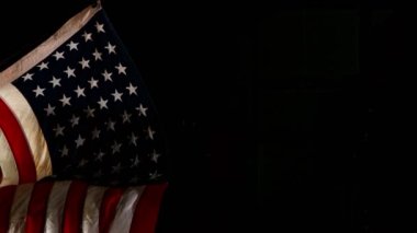 American Flag Waving 'e yakın çekim. ABD Bayrağı Rüzgarda Çırpınıyor.