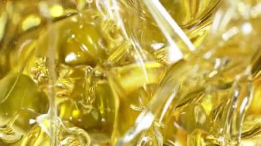 Zeytinyağının içine sıçrayan Taze Yeşil Zeytinlerin Süper Yavaş Çekimi