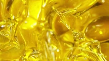 Zeytinyağının içine sıçrayan Taze Yeşil Zeytinlerin Süper Yavaş Çekimi