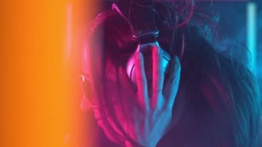 Esmer Kızın Portresi Kulaklıkla Müzik Dinliyor ve Partide Dans Ediyor.