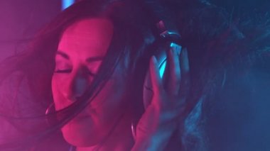 Esmer Kızın Portresi Kulaklıkla Müzik Dinliyor ve Partide Dans Ediyor.