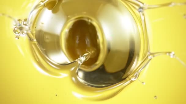 올리브유에스 플링 하는 신선 한 녹색 올리브 기름의 슈퍼 슬로우 모션 샷 — 비디오
