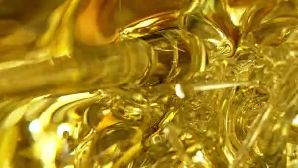 Super Slow Motion skott av hälla olja flytande — Stockvideo