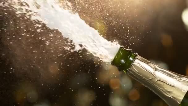 Super slow motion van Champagne explosie met vliegende kurk sluiting. — Stockvideo