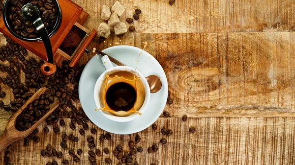 Kaffee-Expresso mit Kaffee-Spritzer im Becher — Stockfoto