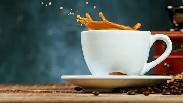 Café expresso con salpicadura de café en taza —  Fotos de Stock