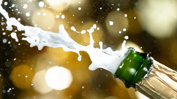 Champagne explosion med flygande kork stängning. — Stockfoto