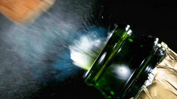 Champagner-Explosion mit fliegendem Korkenverschluss. — Stockfoto