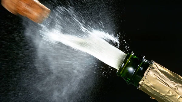 Champagne explosie met vliegende kurk sluiting. — Stockfoto