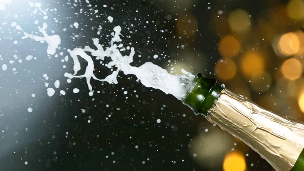 Explosión de champán con cierre de corcho volador. — Foto de Stock