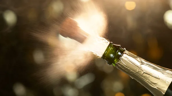 Eksplozja szampana z zamknięciem korka latającego. — Zdjęcie stockowe