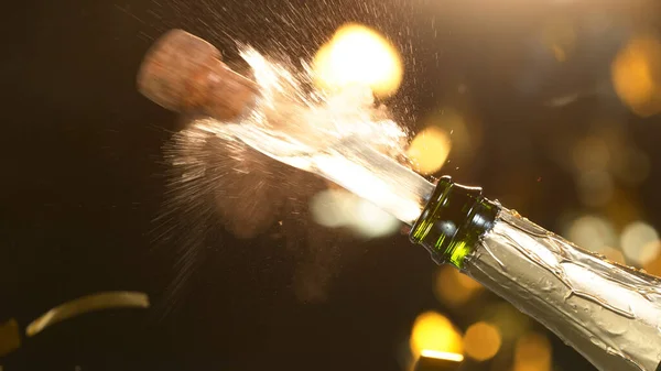 Explosion de champagne avec fermeture de liège volant. — Photo