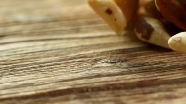 Brezilya Fındıkları Eski Tahta Masa 'ya Düşüyor. Süper Yavaş Film Yüksek Hız Sinema Kamerası 'nda 1000 FPS' de çekildi.