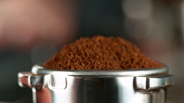 Close-up Slow Motion van Grinder vulling gebrande koffie van koffiezetapparaat. — Stockvideo