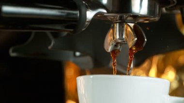 Kahve makinesinden dökülen Espresso 'nun Yavaş Çekimi.