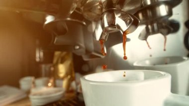Kahve makinesinden dökülen Espresso 'nun Yavaş Çekimi.